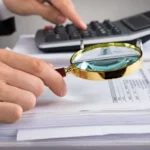 Аудит на Рівненщині виявив майже мільйон гривень фінансових порушень у держслужбі Аудитор рахує на калькуляторі.