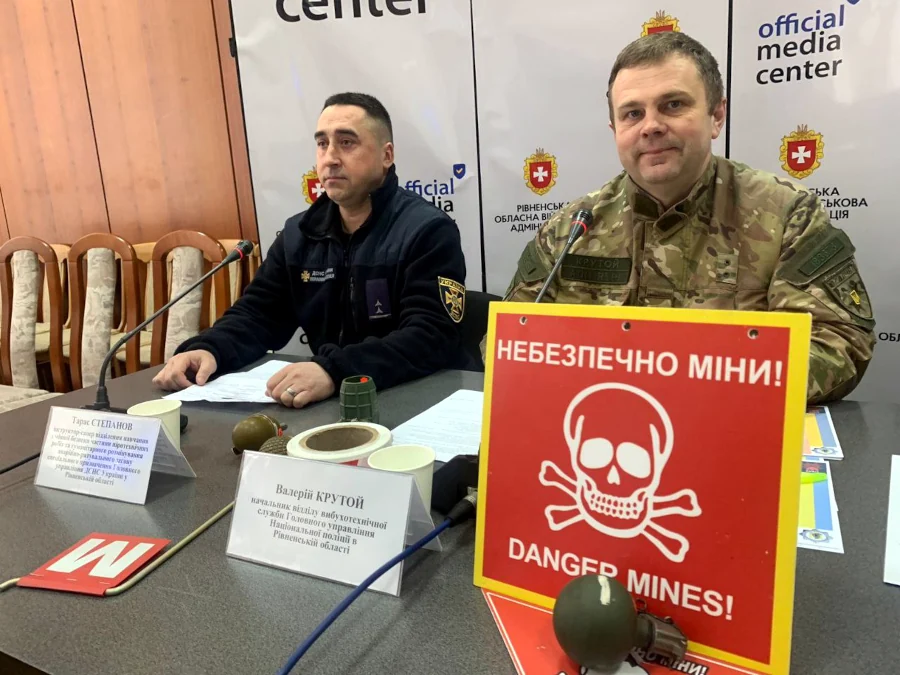 Під час брифінгу про мінну безпеку в Рівненській ОДА.