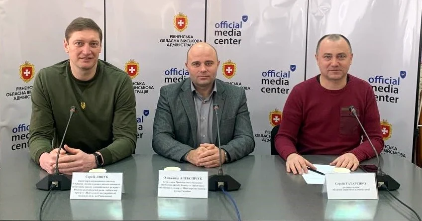 На брифінгу.