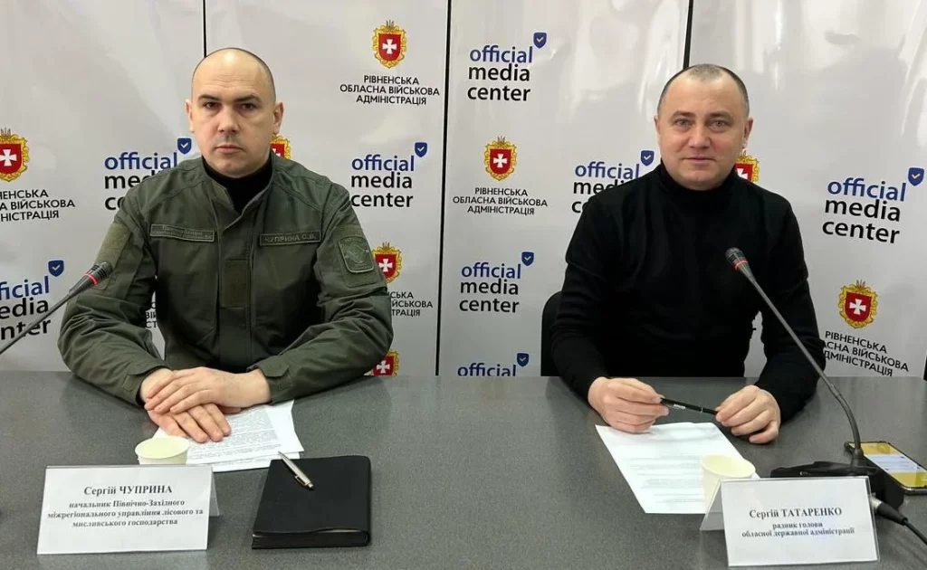 На брифінгу.