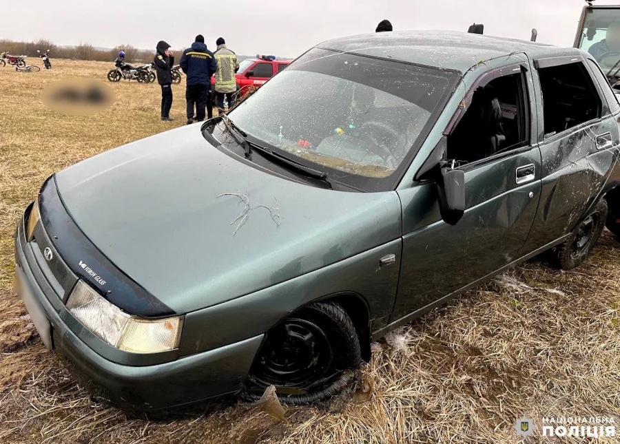 Авто, яке дістали з річки.