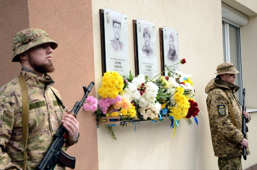Почесна варта біля дошок пам'яті.