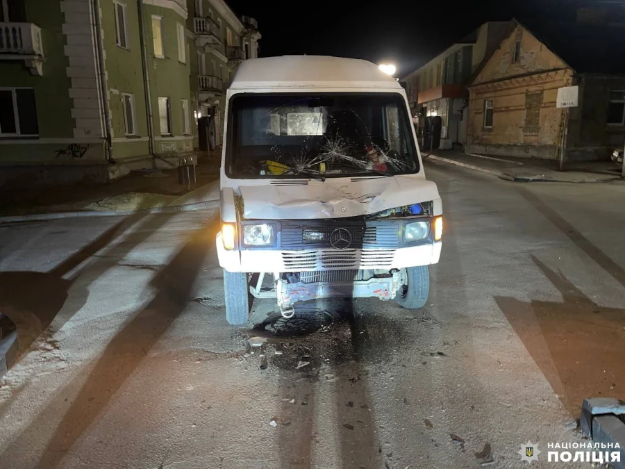 Бус із пошкодженнями.