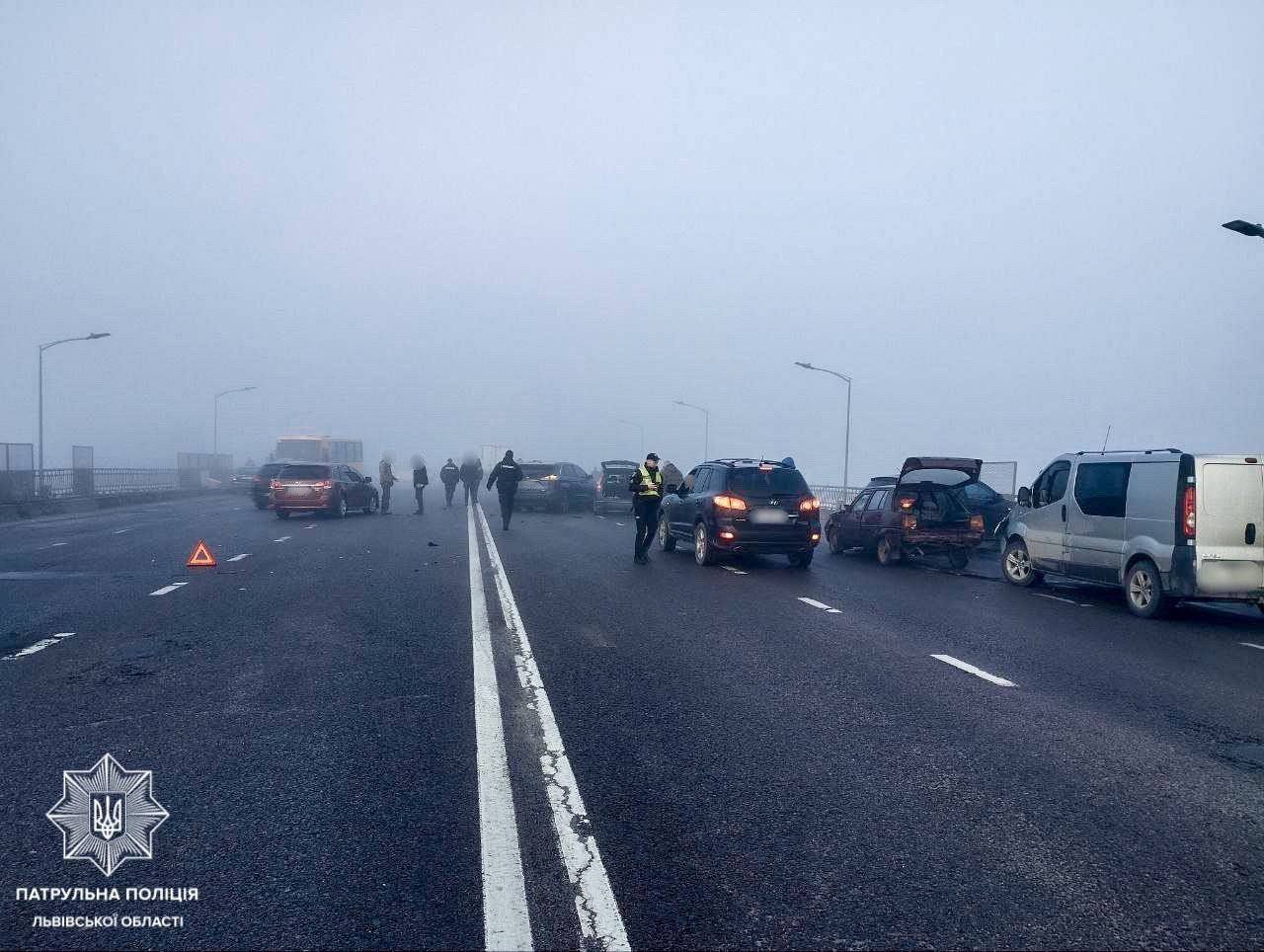 Майже 30 авто зіштовхнулися у Львові
