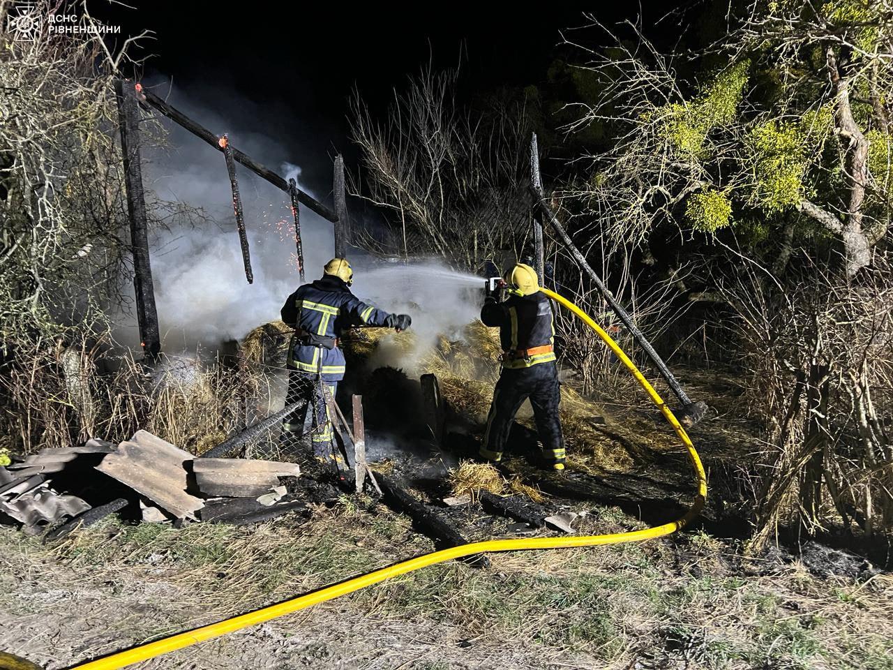 Вогнем знищено 2 тони сухих кормів на Рівненщині