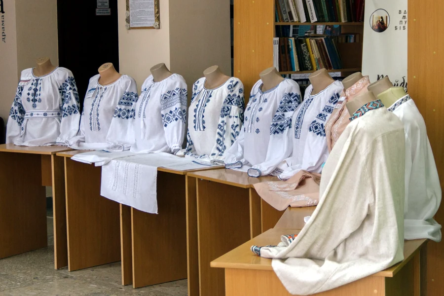 Розіграш вишитих лотів у міській бібліотеці Вараша.