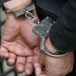 Руки в кайданках.