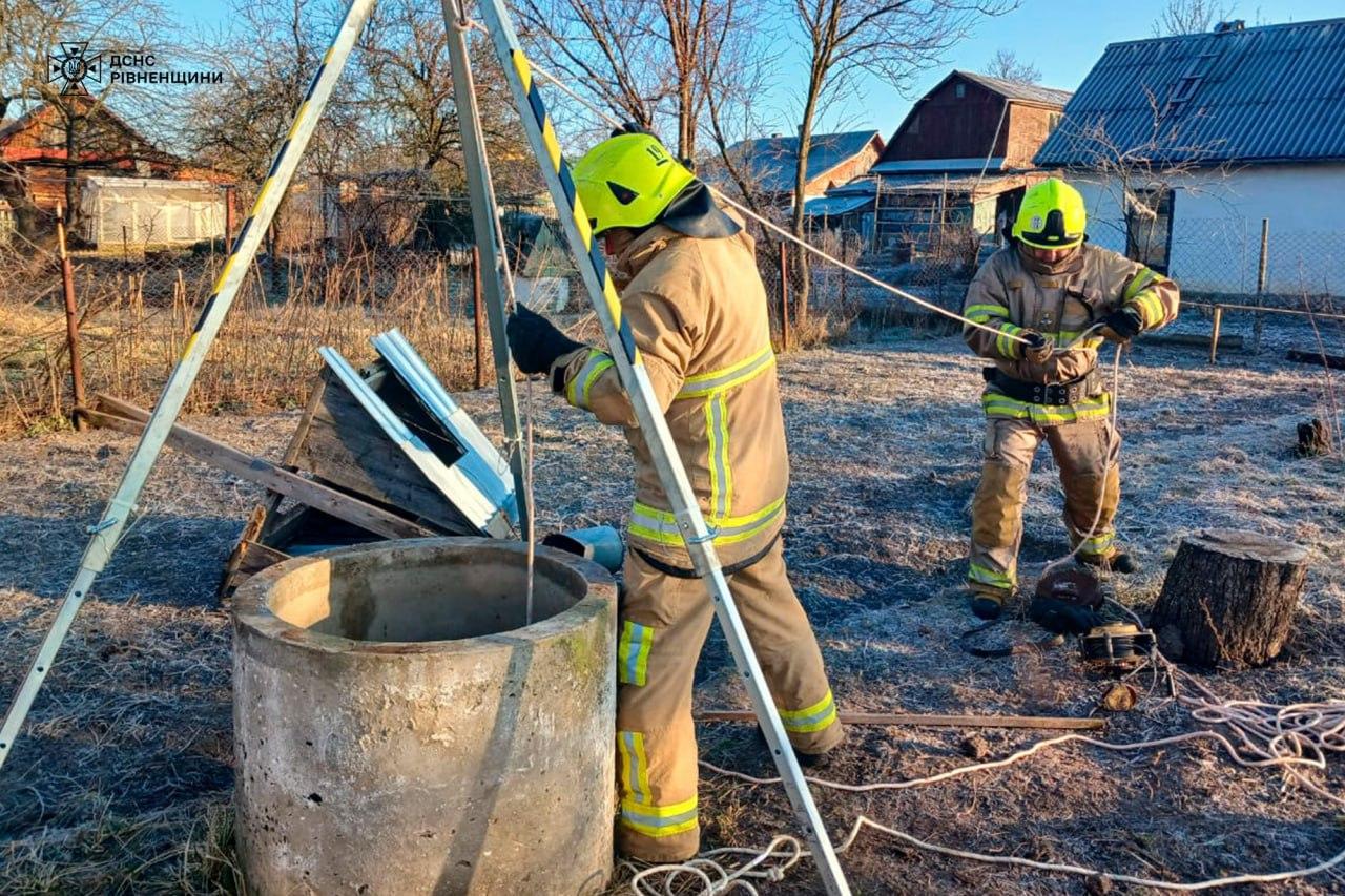 На Рівненщині жінка впала в колодязь