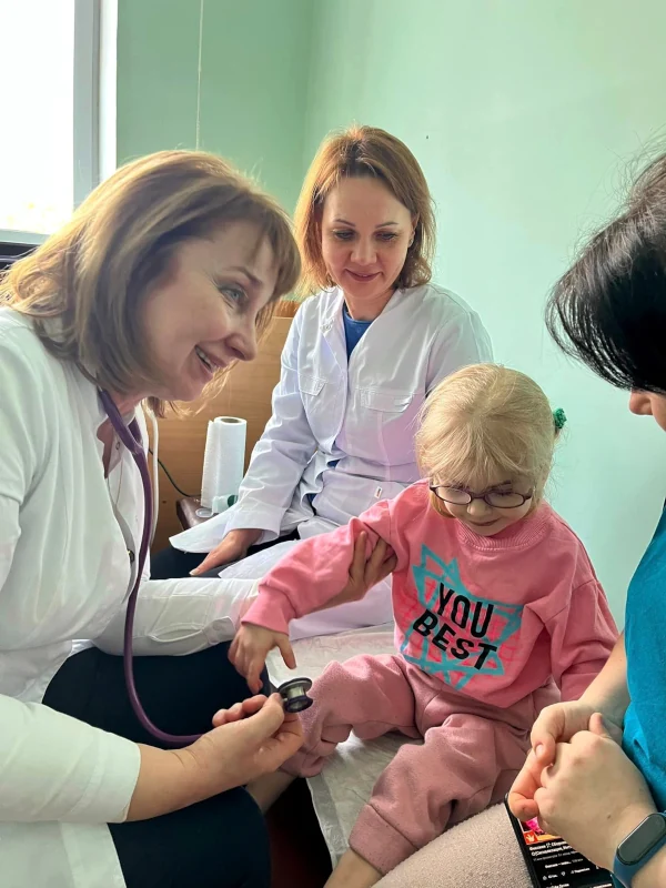 Лікарі з маленькою пацієнткою.
