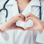 Лікар показує жест "серце".