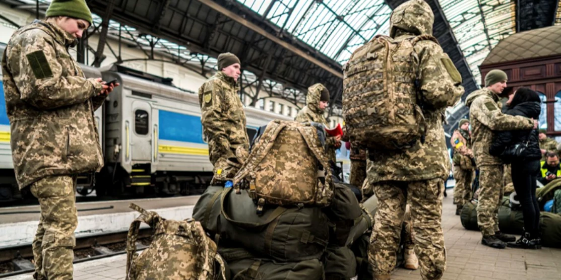 Мобілізовані на пероні.