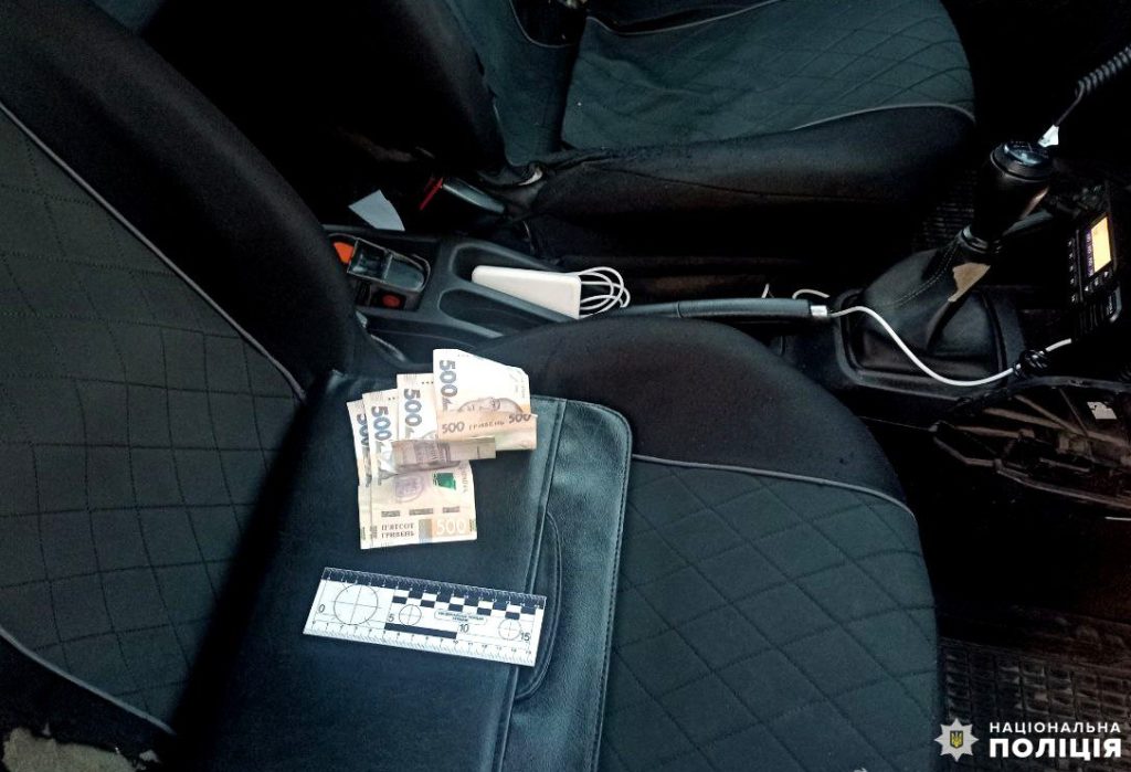 Гроші на сидінні поліцейського авто.