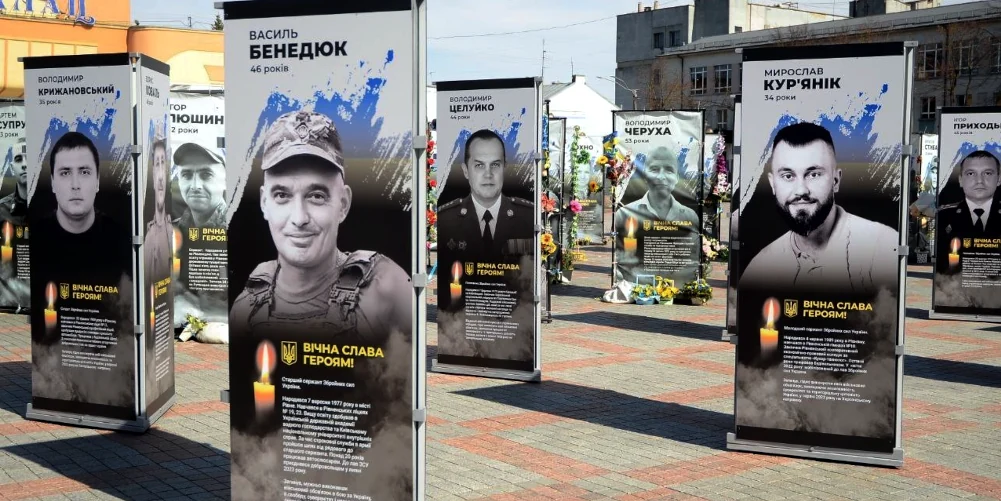 Нові портрети на Майдані Незалежності в Рівному.