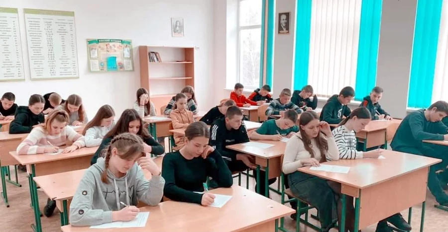 Учні беруть участь в олімпіаді "Знавці Біблії".