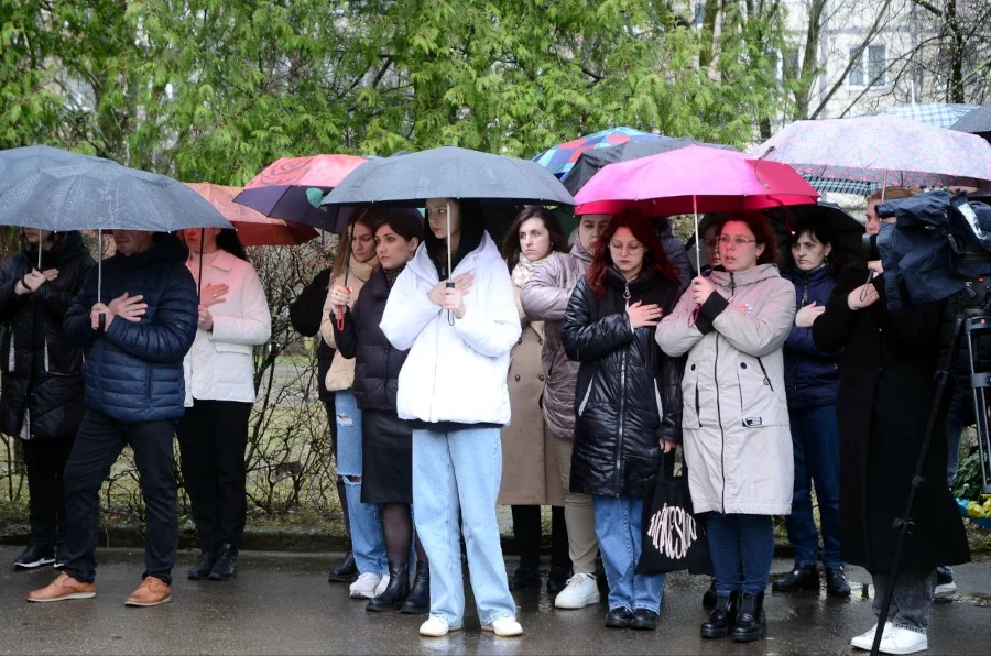 Присутні на відкритті пам'ятної дошки.