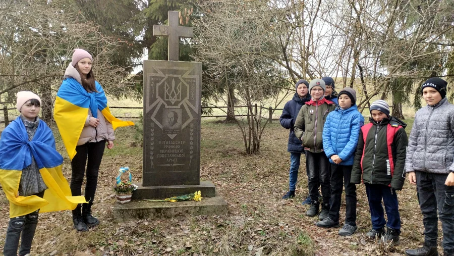 Діти прийшли вшанувати пам'ять Ніла Хасевича.
