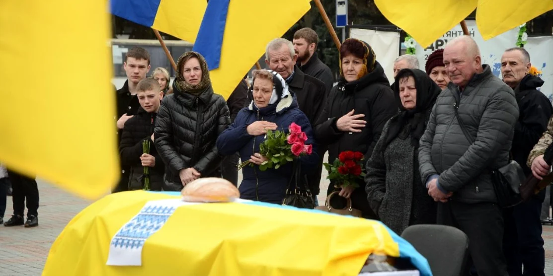 Людина і родина біля труни Олександра Жовтянського.