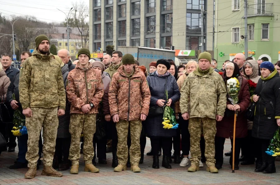 Люди і військові прийшли провести в останню дорогу Олександра Жовтянського.