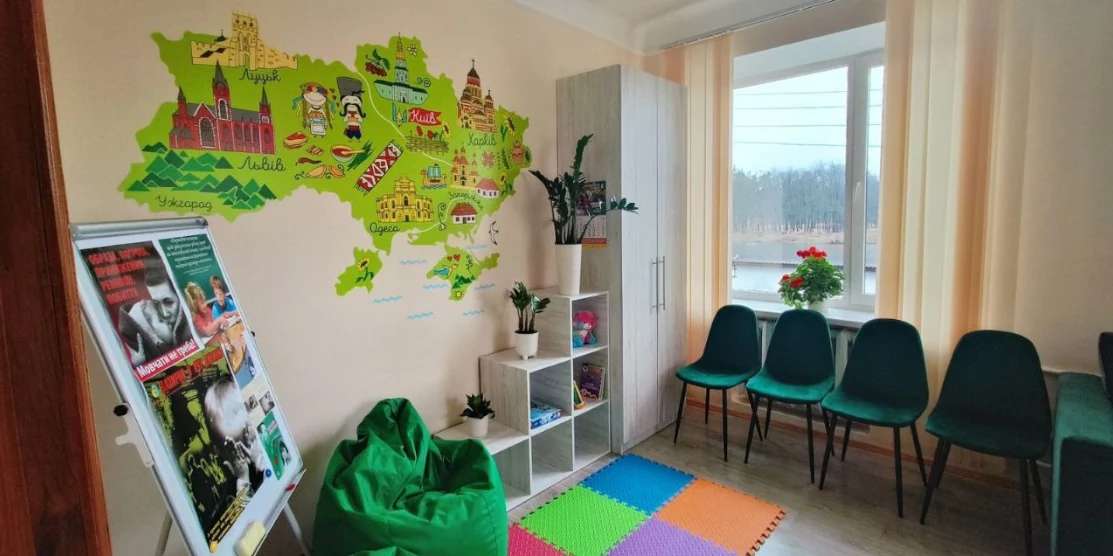В приймальні служби.