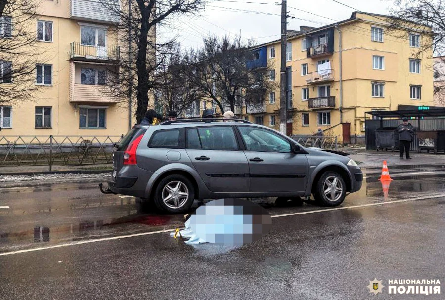 Авто і тіло на дорозі.