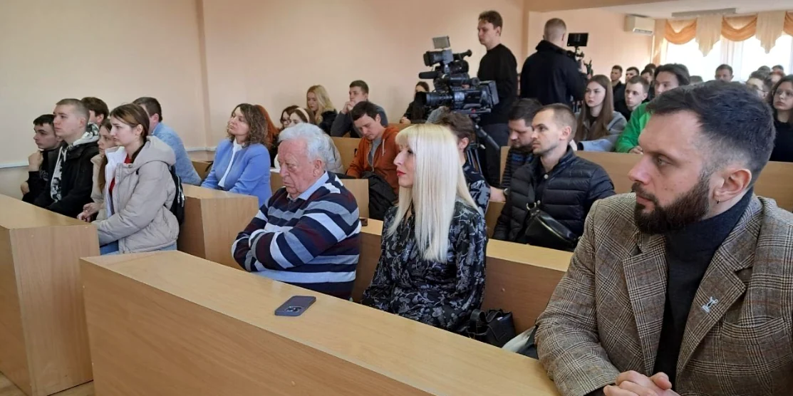 Студенти-реабілітологи МЕГУ слухають про реабілітацію ветеранів.