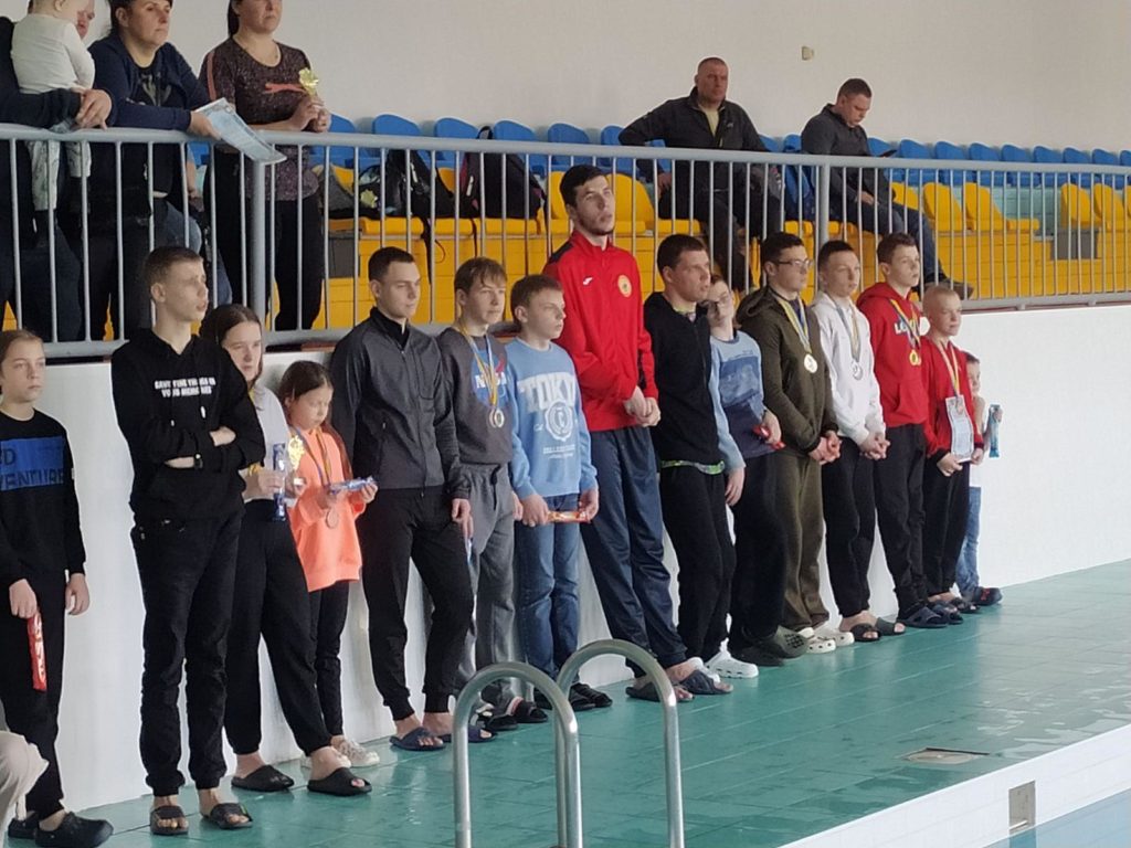 Рівненські плавці взяли участь у змаганнях та підтримали збір для ЗСУ