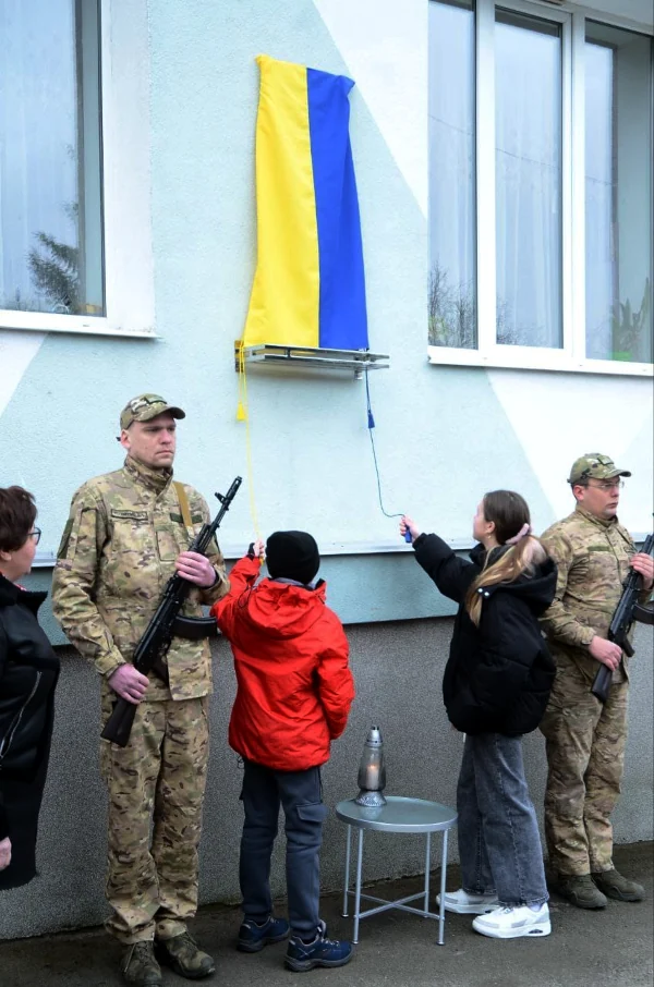 Діти відкривають пам'ятну дошку.