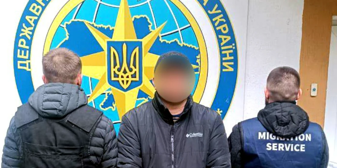 Нелегал з рф у відділку поліції.