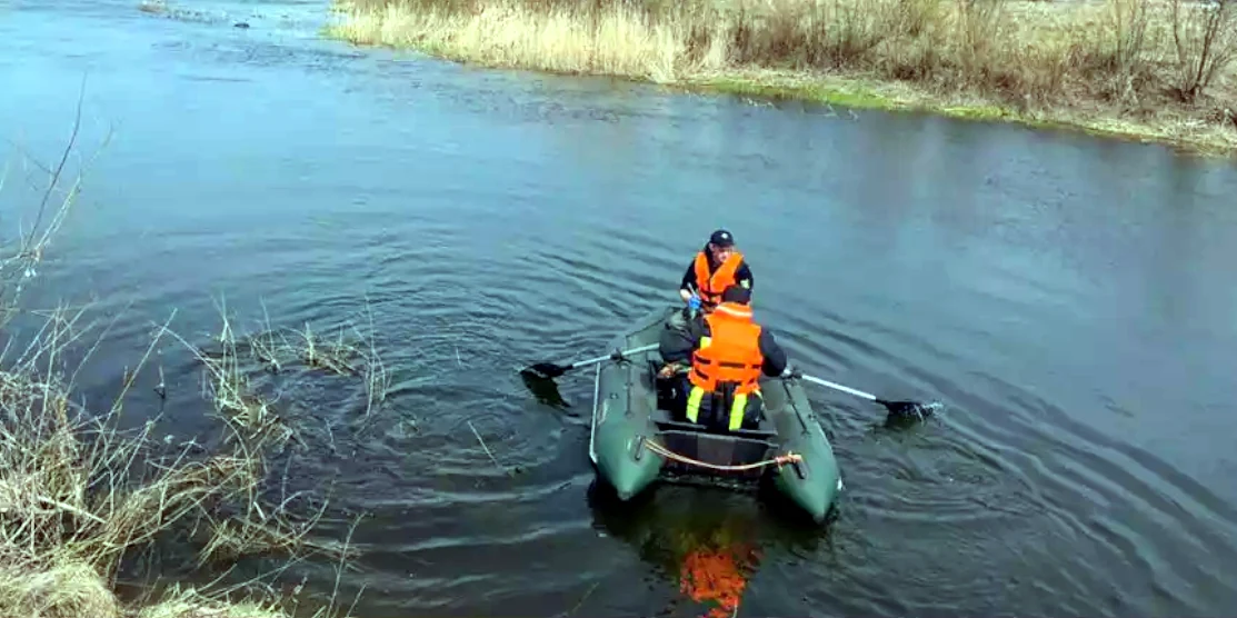 Човен з рятувальниками на воді.