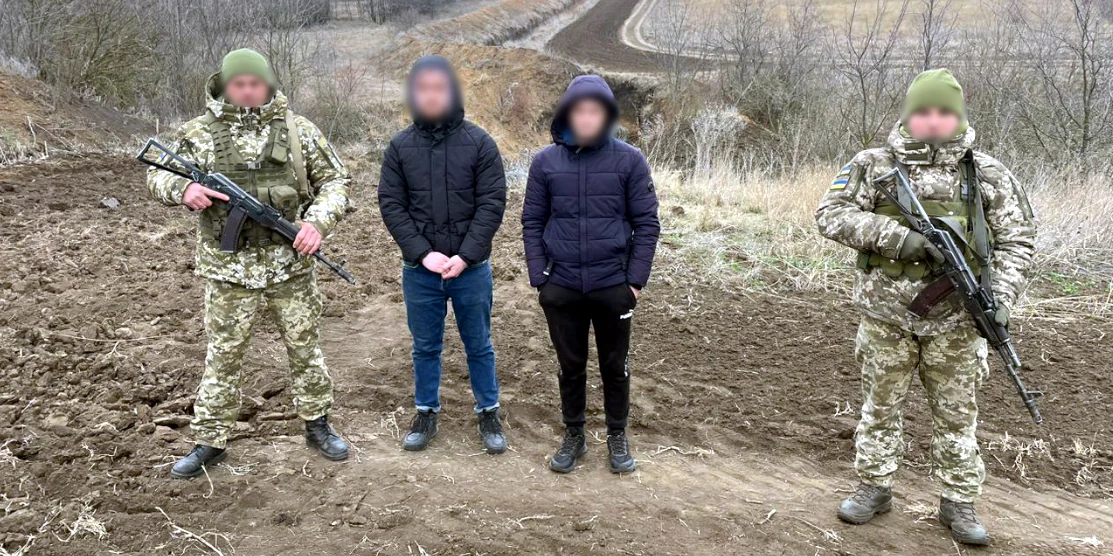 Прикордонники із затриманими.