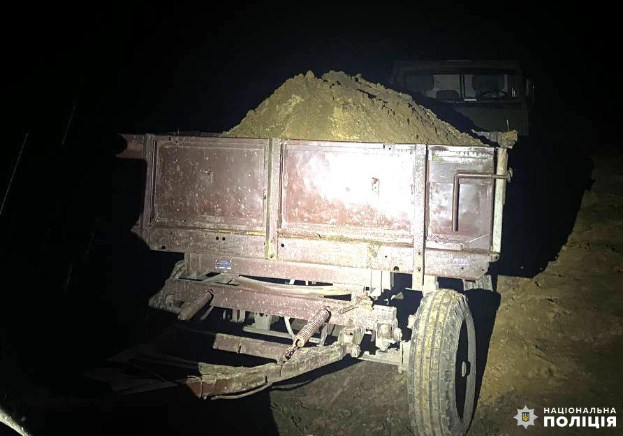 Причіп з піском.