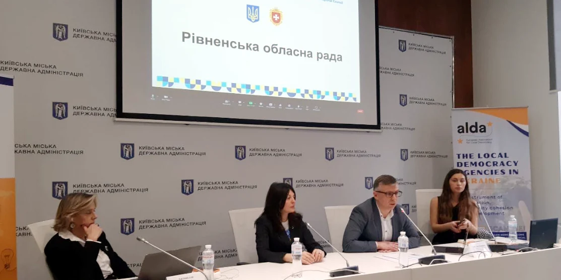 На зустрічі членів Європейської асоціації місцевої демократії. Говорить керуючий справами виконавчого апарату ради – керівник секретаріату Богдан Сологуб.