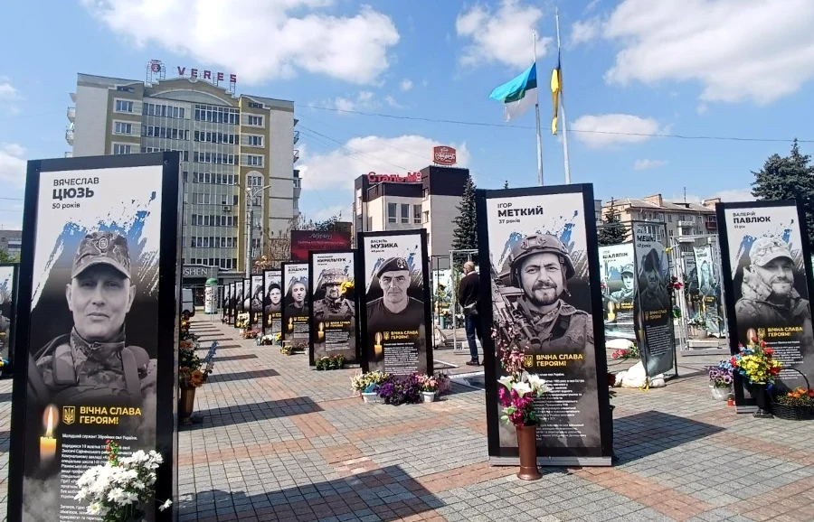 55 портретів загиблих Захисників встановили на Майдані Незалежності у Рівному - фото 1