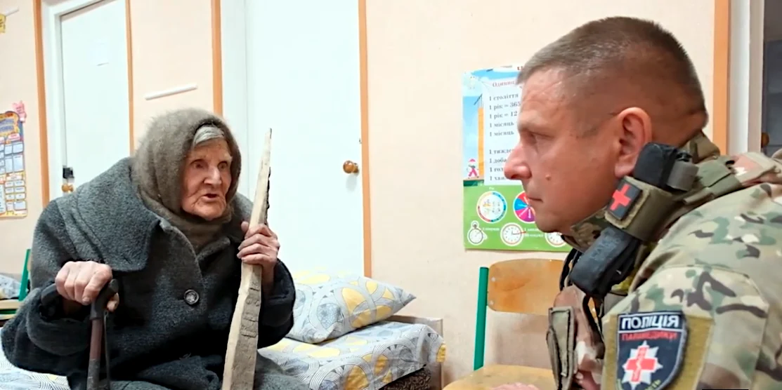 98-річна бабуся з окупованого Очеретиного втекла пішки (ВІДЕО)