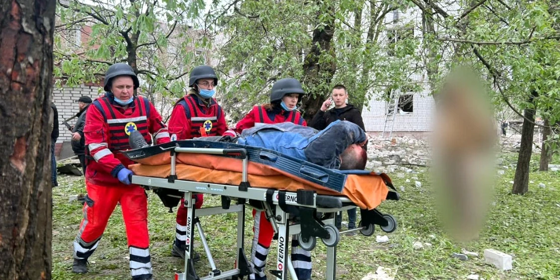 Рятувальники везуть пораненого чоловіка.