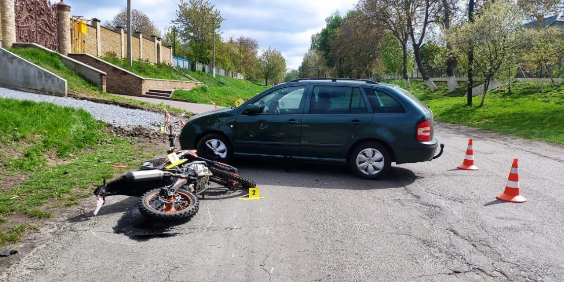 Авто і мотоцикл після ДТП.