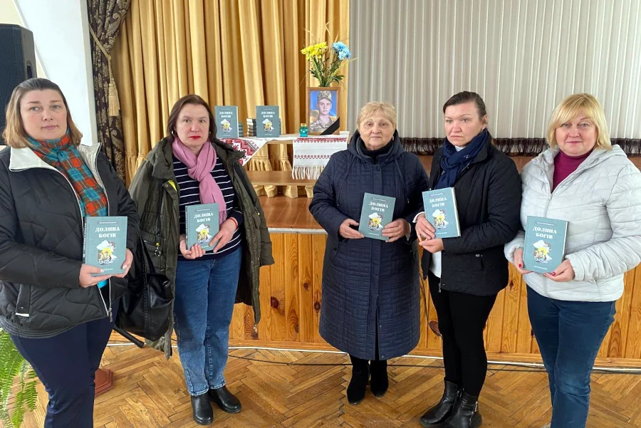Передача книги в бібліотеки Рівного.