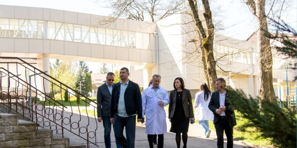 Народна депутатка Ірина Констакевич відвідує військовий госпіталь в Клевані.
