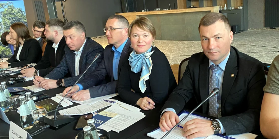 Від Рівненщини були присутні голова Рівнеської обласної ради Андрій Карауш (справа) і начальниця Управління міжнародного співробітництва та європейської інтеграції Рівненської ОДА Ольга Ютовець (друга справа).