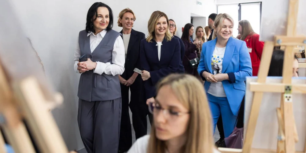 Олена Зеленська відвідує Центр життєстійкості в Рівному.