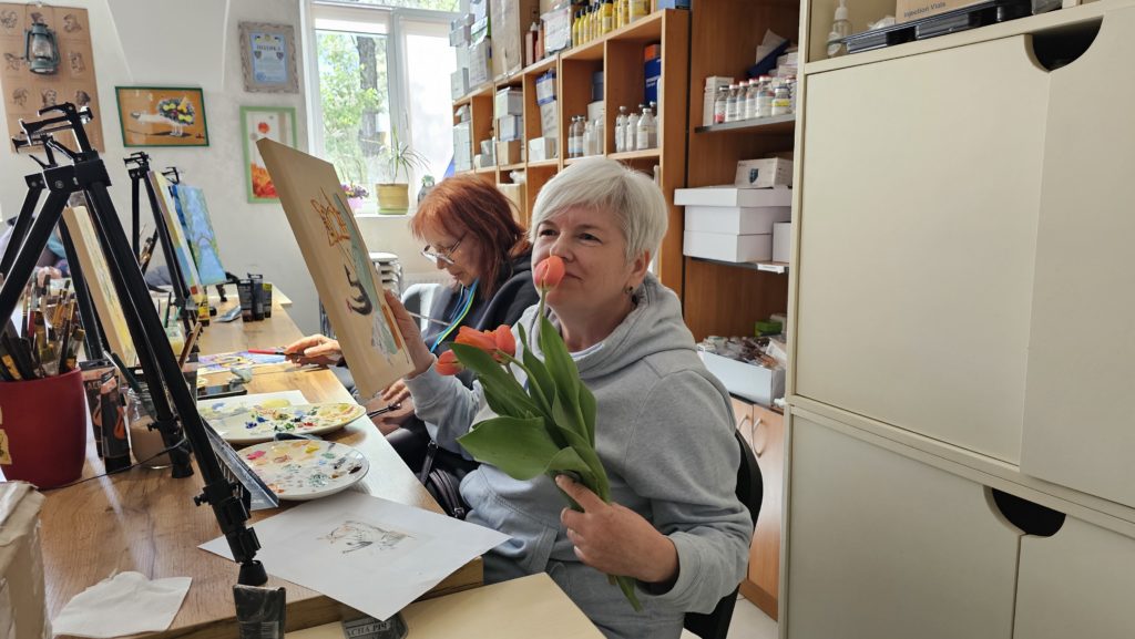 Арттерапія допомагає не лише реабілітації, а й збирає кошти на підтримку ЗСУ - фото 3