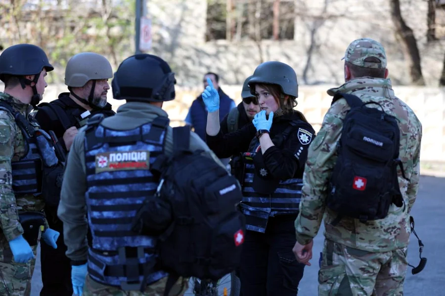 Правоохоронці прибули на місце удару.