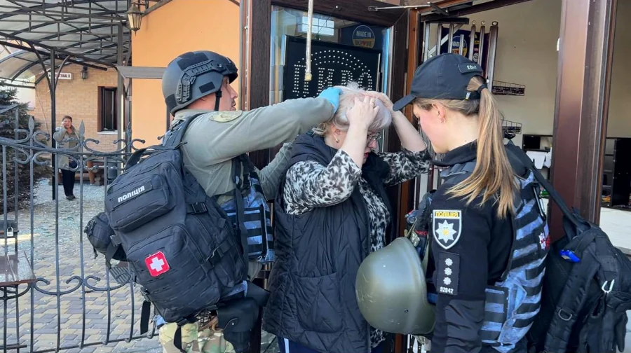 Поліція допомагає пораненій жінці.