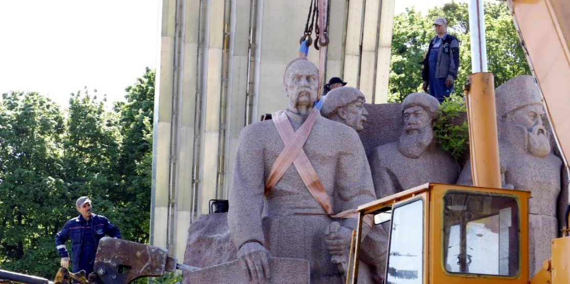У Києві демонтують монумент на честь Переяславської ради
