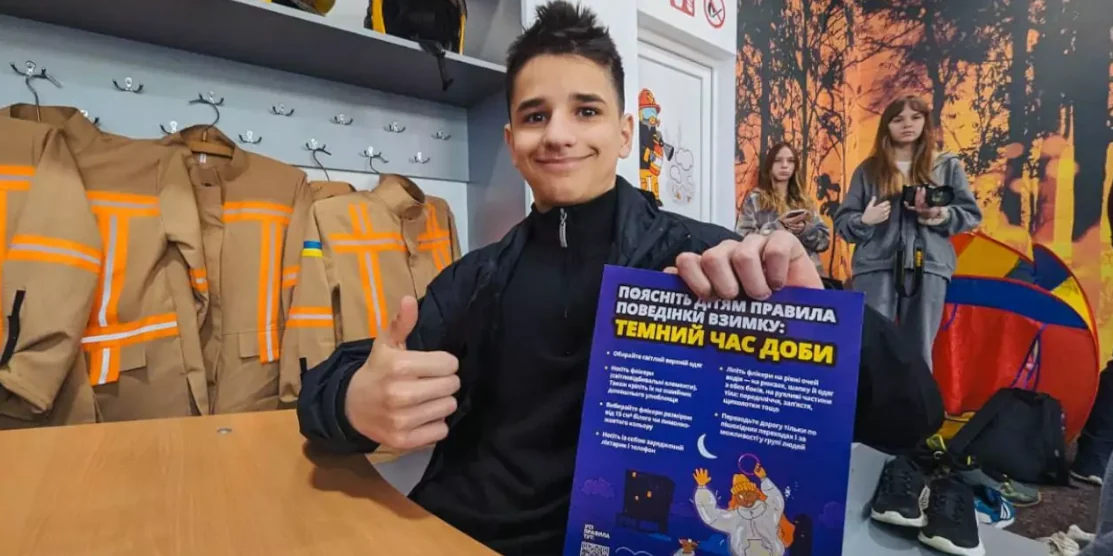 Учень показує книжку.