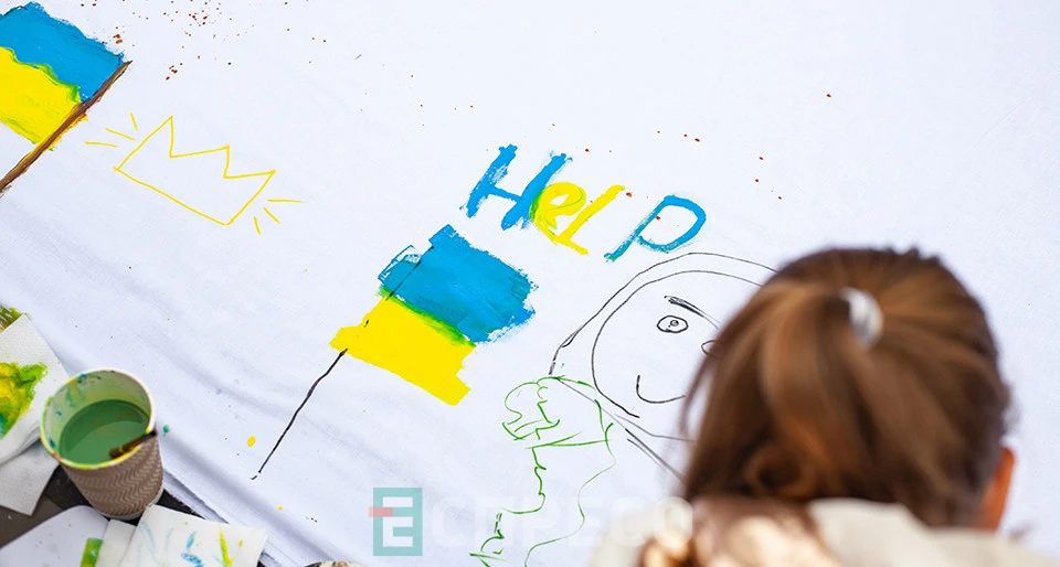 Дитина намалювала на стіні український прапор і написала слово "Help".