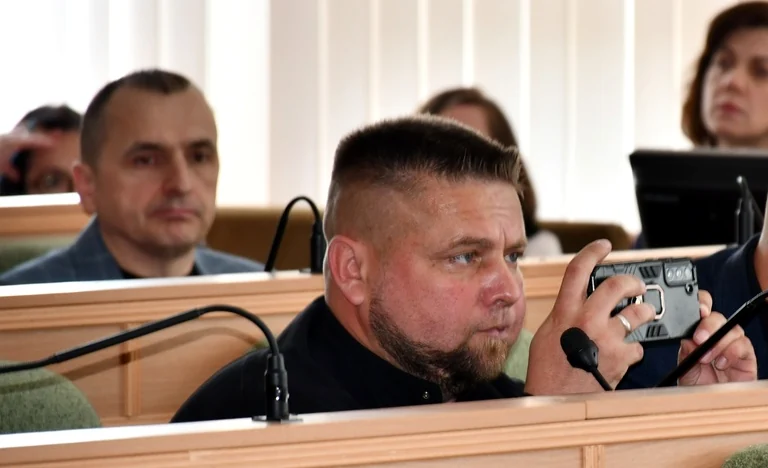 Депутати Рівненської обласної ради зібрали майже 26 тисяч гривень для ЗСУ - фото 1