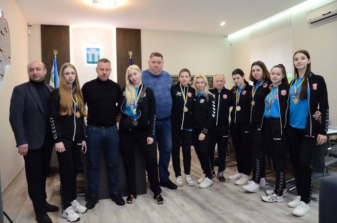 Достроково стали чемпіонками вищої ліги з гандболу рівненські спортсменки