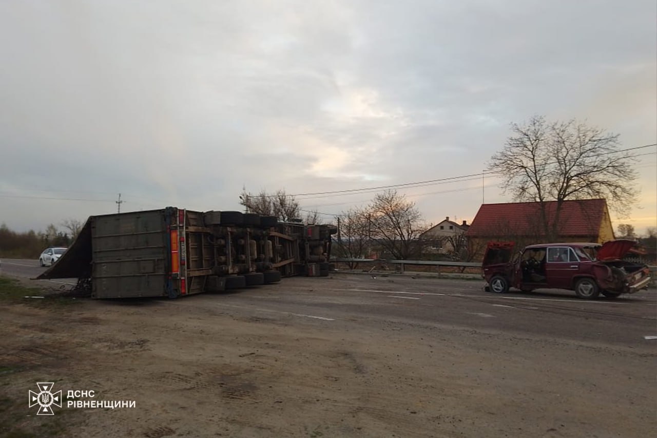 Вантажівка заблокувала проїжджу частину на Рівненщині