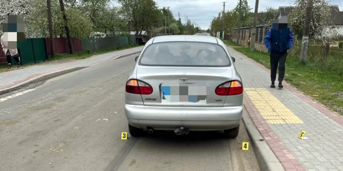Місце випадку і авто, під яке потрапила дитина.
